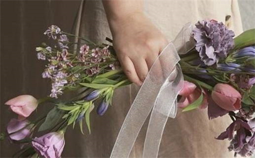 女命从弱格的深层解析与命理启示