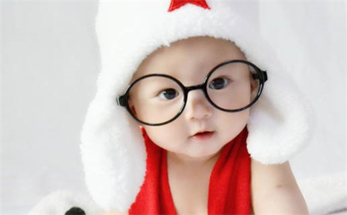 《张姓男生名字解析：书香气质与五行特征的深度分析》